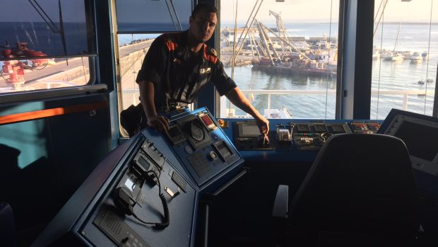 Poručík italské pobřežní stráže Eduardo Farina na velitelském můstku lodě Ubaldo Diciotti