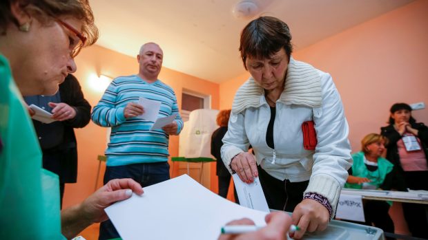 Gruzínci volí parlament. Souboj svede 30 politických stran, favorité jsou dva