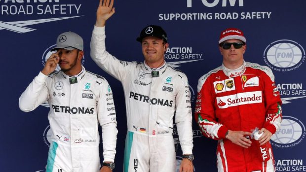Kvalifikaci na Velkou cenu Japonska vyhrál Nico Rosberg. Druhý byl Lewis Hamilton (vlevo) a třetí Kimi Räikkönen