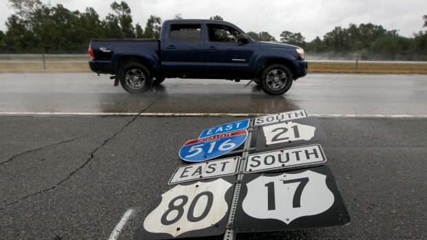 Hurikán Matthew se přehnal po dálnici ve městě Savannah v Georgii