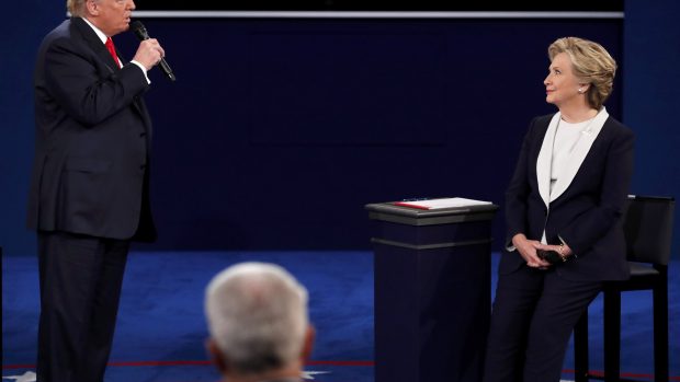 Hillary Clintonová s Donaldem Trumpem při debatě v St. Louis