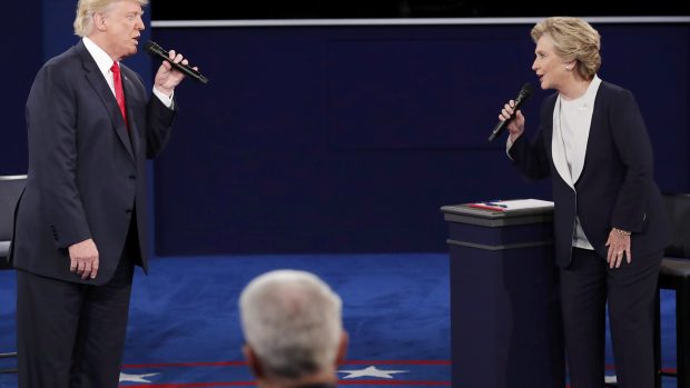 Kandidáti jeden druhého nešetřili, Trump opět připomněl e-mailovou aféru své rivalky