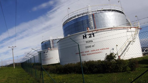 Zásobníky ropy v Dambořicích na Slovácku (ilustrační foto)