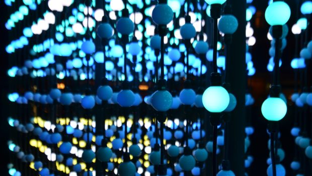 Signal festival 2016. Instalaci Monolith v Pařížské ulici tvoří 3328 LED kuliček
