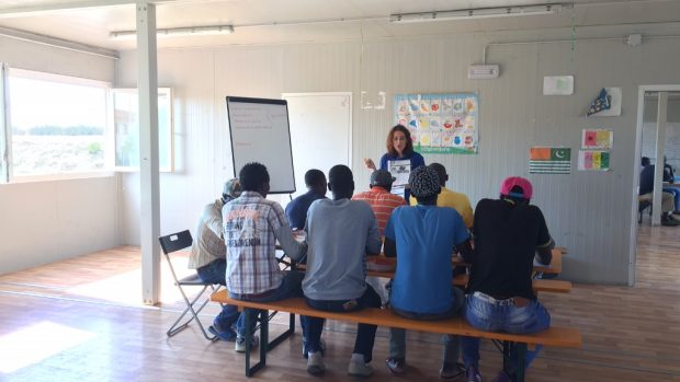 Obyvatelé centra pro žadatele o azyl u města Mineo na Sicílii se každý den učí italštinu