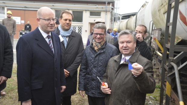 Plombu na cisterně přestřihli Bohuslav Sobotka a Pavel Švagr.