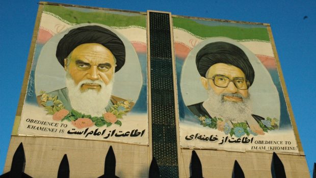 Zakladatel islámské republiky Ruholláh Chomejní (vlevo) a současný íránský vůdce Alí Chameneí