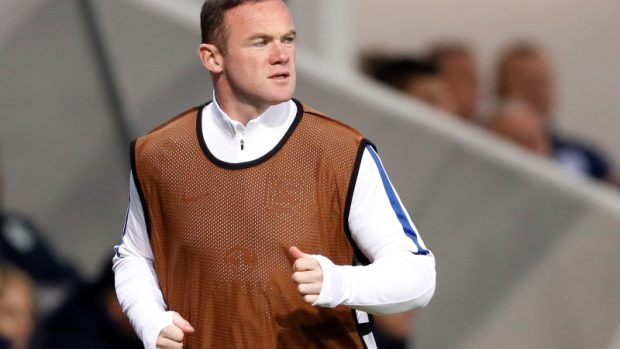 Anglie nemá novou barvu dresů, to jen Wayne Rooney musel obléknout rozlišovák pro náhradníky