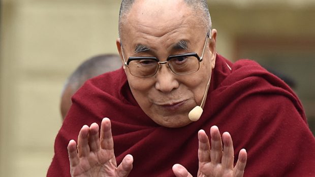 Tibetský duchovní dalajlama mluví na Hradčanském náměstí