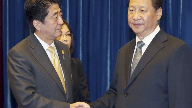 Předseda japonské vlády Šinzó Abe s čínským prezidentem Si Ťin-pchingem.