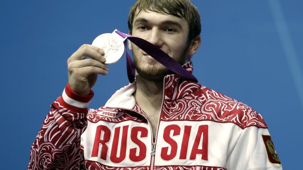 Ruský vzpěrač Apti Auchadov se stříbrnou medailí v Londýně 2012