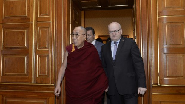 Dalajlama při setkání s ministrem v Praze