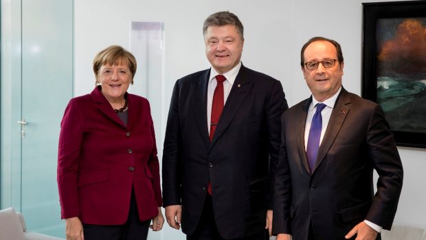 Angela Merkelová vítá na summitu v Berlíně ukrajinského prezidenta Petro Porošenka (uprostřed) a prezidenta Francie Francoise Hollanda