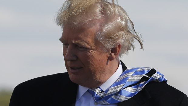 Donalda Trumpa při projevu v pensylvánském Gettysburgu potrápil vítr.
