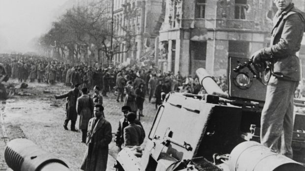 Tank v ulicích Budapešti během maďarského povstání (archivní snímek z roku 1956).