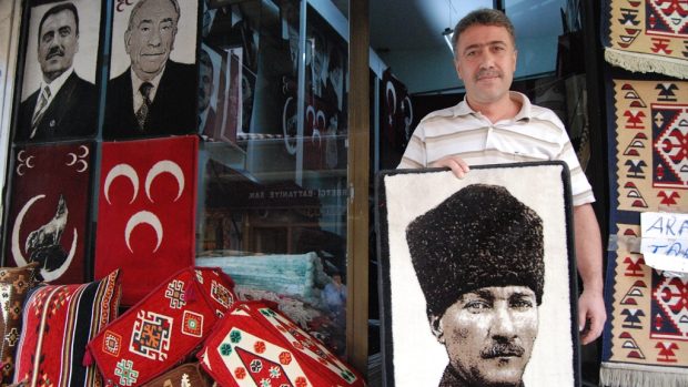Erdal drží koberec s podobiznou prvního tureckého prezidenta Ataturka