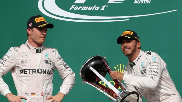 Lewis Hamilton si užívá trofej z Austinu, ale ani Nico Rosberg nemusí být zklamaný