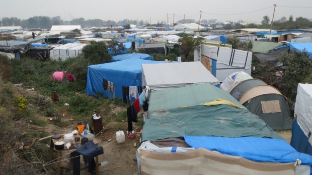 Zhruba dva tisíce lidí odmítá opustit uprchlický tábor u Calais zvaný Džungle, který začaly včera vyklízet francouzské úřady