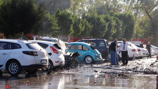 Parkovištěm před budovou obchodní komory v tureckém letovisku Antalya v úterý ráno otřásla exploze
