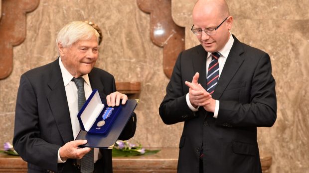 Premiér Bohuslav Sobotka předává pamětní medaili Karla Kramáře Jiřímu Bradymu