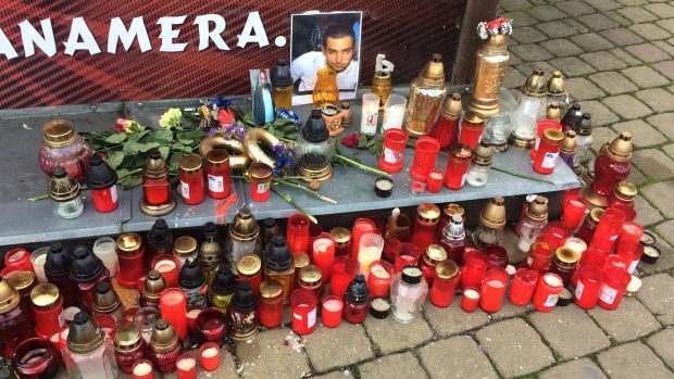 U restaurace, kde 18.10. došlo k incidentu, po kterém zemřel mladý muž, hoří spousta svíček