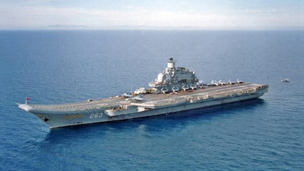 Letadlová loď Admirál Kuzněcov míří k syrským břehům