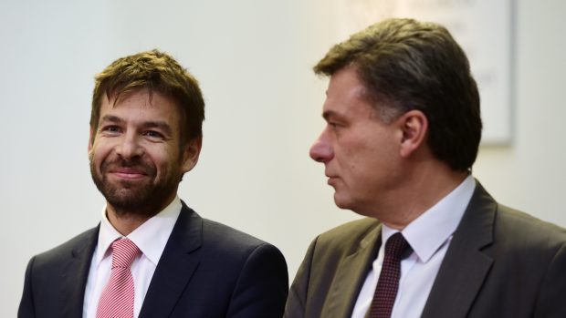 Ministr spravedlnosti Rober Pelikán (vlevo) a předseda vyšetřovací komise Pavel Blažek.