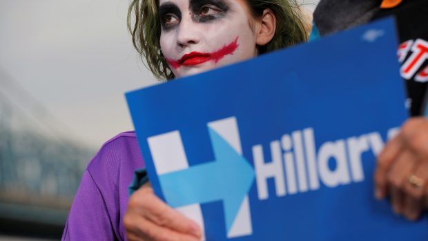 Někteří obyvatelé Ohia se podporou Clintonové netají. Síly obou kandidátů ve státě s reputací pověstného jazýčku na vahách jsou však v tuto chvíli vyrovnané. (Halloweenský demokratický mítink v Cincinnati).