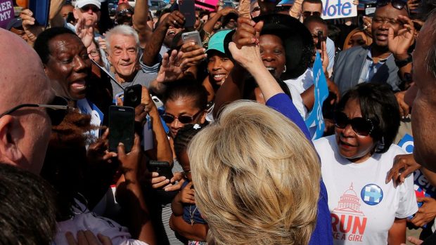 Demokratická prezidentská kandidátka Hillary Clintonová se zdraví s voliči v Lauderhillu na Floridě