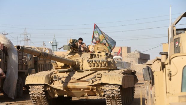 Tank irácké armády během bojů v Mosulu