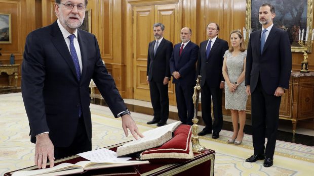 Španělský premiér Mariano Rajoy skládá v královském paláci přísahu.
