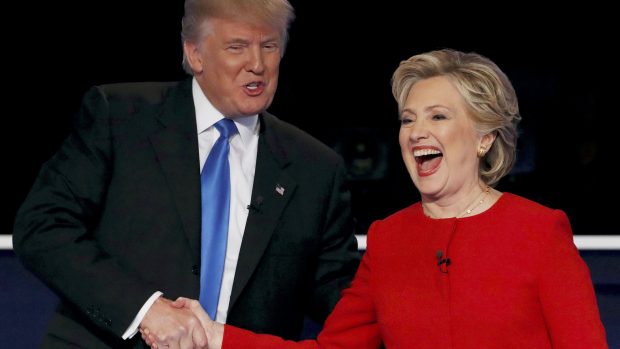Ústřední souboj letošních voleb. Hillary Clintonová a Donald Trump si na závěr první prezidentské debaty podávají ruce, kampaň obou kandidátů však jiskřila vzájemnými střety.