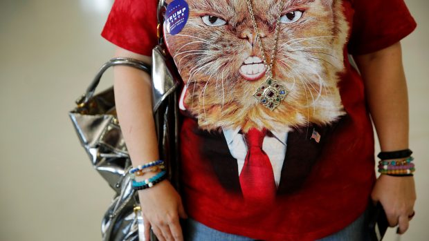Politický marketing v plném proudu: republikánská volička v tričku s  kocourem v Trumpově hávu čeká na projev svého favorita v minnesotském Minneapolis.