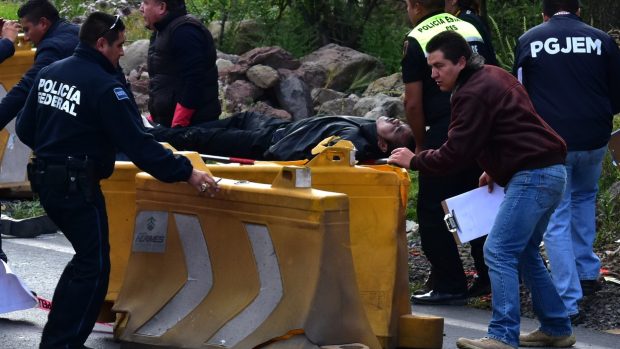 Mexičtí policisté u těl lupičů, které zastřelil záhadný cestující.
