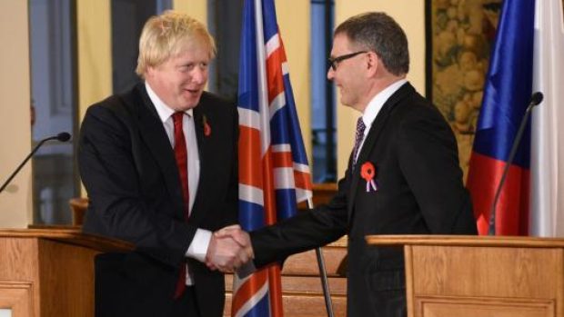 Ministr zahraničí Lubomír Zaorálek (vpravo) se svým britským protějškem Borisem Johnsonem