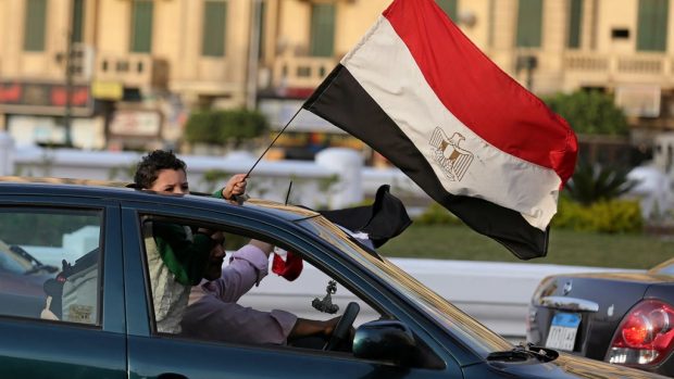 Chlapec a jeho otec přijeli na káhirské náměstí Tahrír s egyptskou vlajkou vyjádřit podporu prezidentu Abdalu Fattáhovi Sísímu