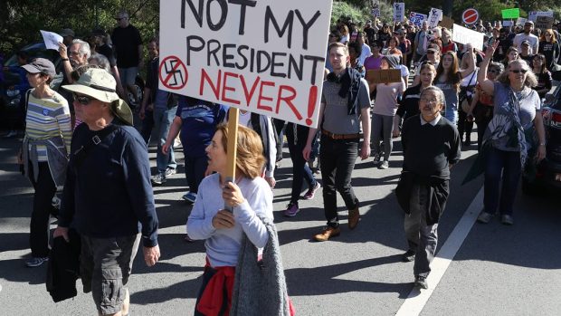 Tisíce lidí v USA opět protestovaly proti Trumpovi