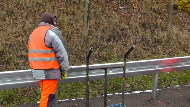 Dělník pracuje na výměně svodidel na silnici Liberec - Praha
