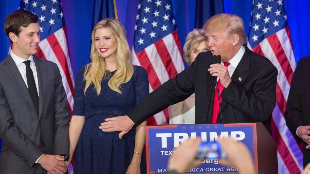Donald Trump klade dlaň na břicho těhotné Ivanky Trumpové, zeť Jared Kushner přihlíží (únor 2016).
