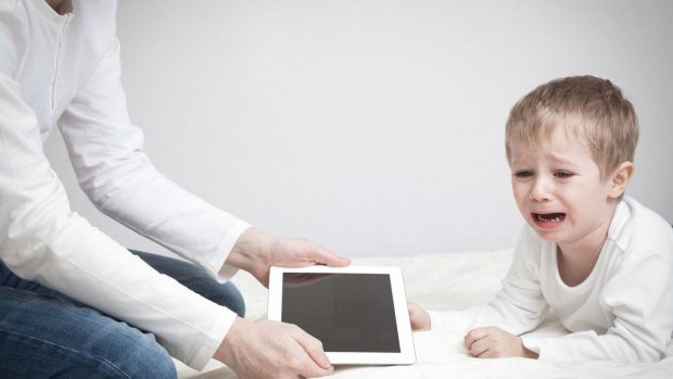 Děti umí dříve pracovat se smartphony a tablety, než mluvit.