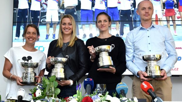 Fedcupový kapitán českého týmu Petr Pála společně s (zleva) Barborou Strýcovou, Petrou Kvitovou a Karolínou Plíškovou