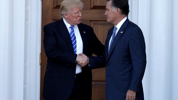 Donald Trump při setkání s Mittem Romneyem.