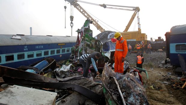 Nedělní nehoda vlaku na severu Indie si vyžádala přes 100 obětí
