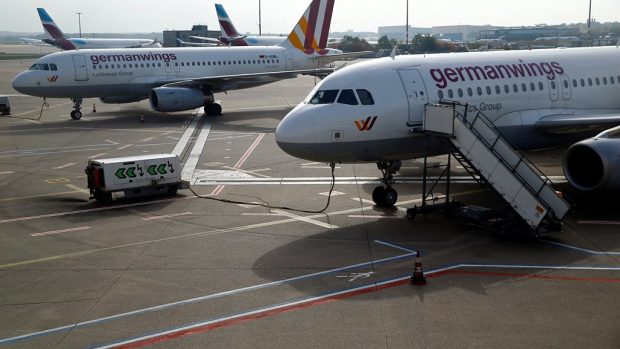 Palubní personál německých nízkonákladových aerolinek Eurowings na letištích v Düsseldorfu a Hamburku v úterý vstoupil do stávky