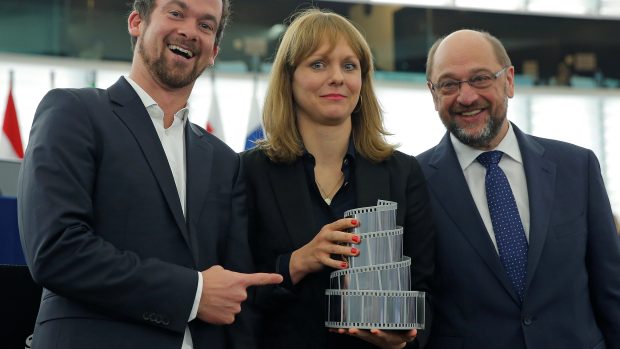 Maren Adeová, režisérka vítězného snímku Toni Erdmann, s cenou LUX. Vlevo producent filmu Jonas Dornbach, vpravo předseda Evropského parlamentu Martin Schulz