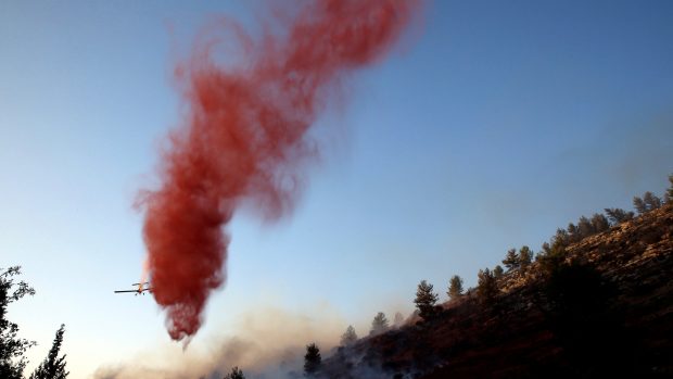 Letadlo hasí lesní požár nedaleko Jeruzaléma