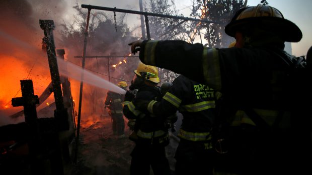 Hasiči v Haifě bojují s plameny