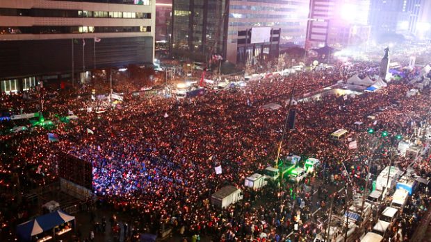 Účast na protestech proti prezidentce v Jižní Koreji podle organizátorů přesáhla 1 milion
