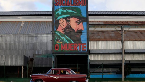 Portrét Fidela Castra na budově továrny v Havaně