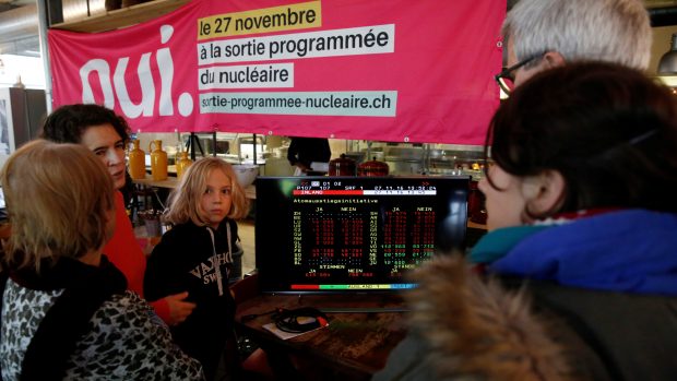 Odpůrci jaderné energie sledují v Bernu průběžné výsledky referenda o ukončení provozu švýcarských jaderných elektráren